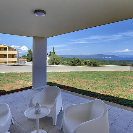 Luxurious With Pool In Kavran