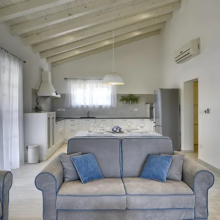 Luxurious With Pool In Nyaraló Kavran