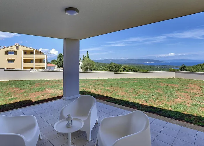 Luxurious With Pool In Kavran