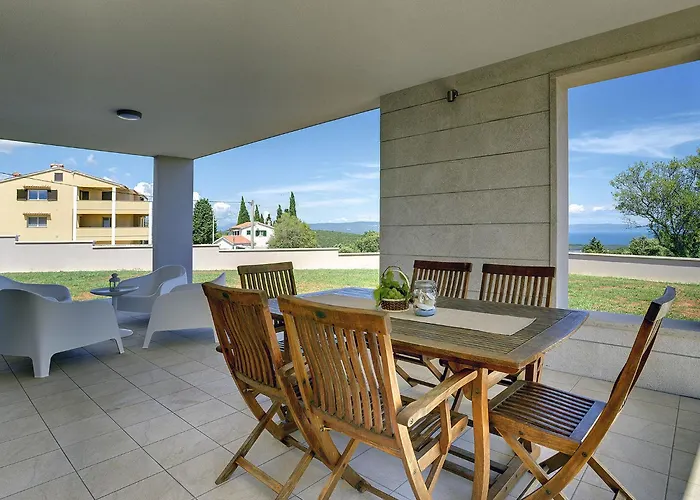 Luxurious With Pool In