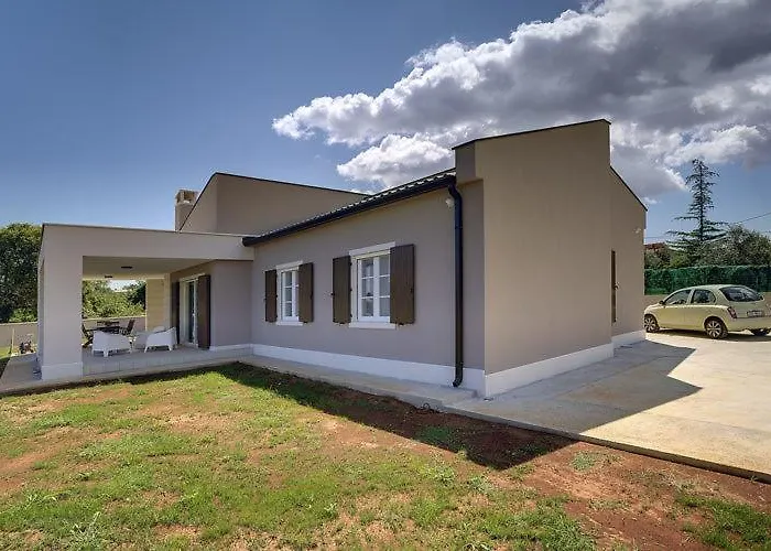 Luxurious With Pool In Kavran