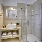 Luxurious With Pool In Semesterbostad