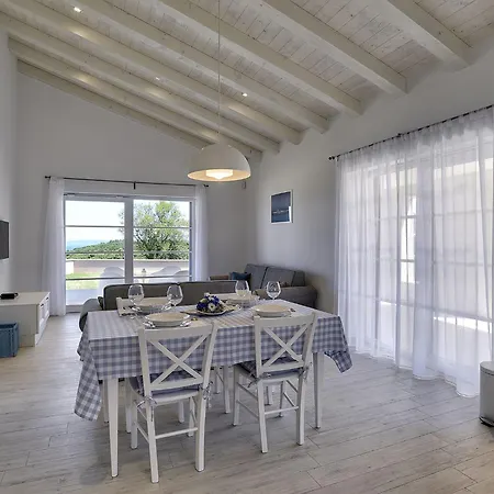 Semesterbostad Luxurious With Pool In